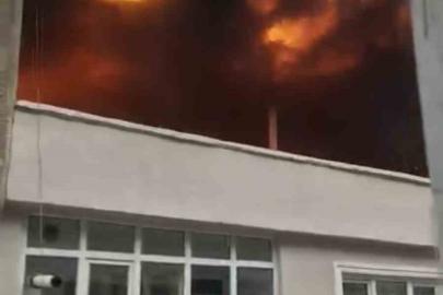 Bursa’da binanın çatısı alevlere teslim oldu