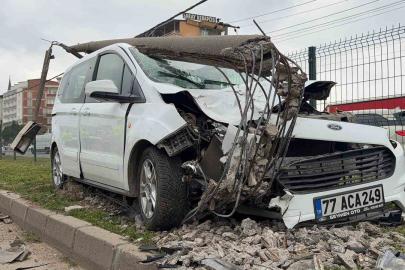 Bursa’da direğe çarpan otomobildeki, 2 kişi yaralandı