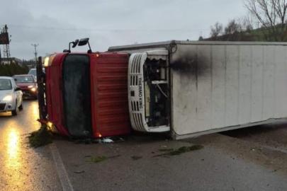 Bursa’da direksiyon hakimiyetini kaybeden sürücü fabrikaya çarptı: 2 yaralı