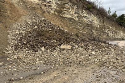 Bursa’da heyelan yolu kapattı: O anlar kamerada