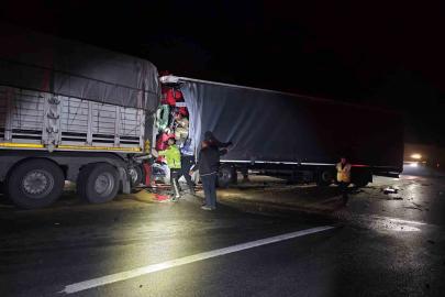 Bursa’da iki tırın çarpıştığı kazada 1 kişi hayatını kaybetti