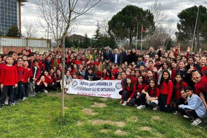 Bursa’da ilköğretim öğrencileri selvi fidanı diktiler