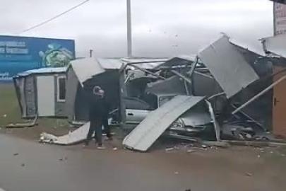 Bursa’da kontrolden çıkan otomobil prefabrik yapıya girdi