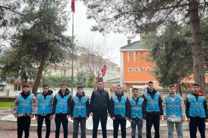 Bursa’da öğrencilerden şehit kabirlerine bayram temizliği