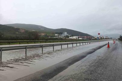 Bursa’da su birikintisine giren otomobil mahsur kaldı