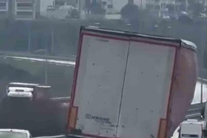 Bursa’da tır yan şekilde ilerledi