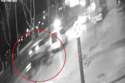 Bursa’daki feci kaza kameraya yansıdı... İkiye bölünen araçtan kurtuldu