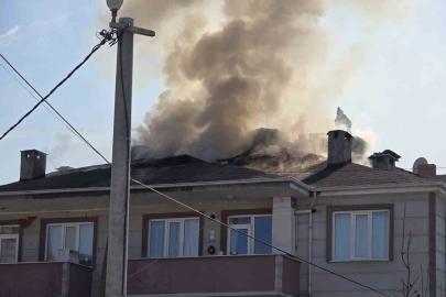 Bursa’nın İnegöl ilçesinde apartmanın çatısı alev alev yandı