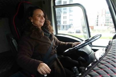 Büyük araçlara küçüklüğünden beri hayranlık duyan Buket, 3 yıldır ağır vasıta eğitmenliği yapıyor