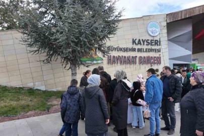 Büyükşehirin hayvanat bahçesi bayramda doldu taştı