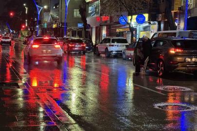 Cadde ortasında dehşet anları: Tekme ve yumruklara feci şekilde darbedildi