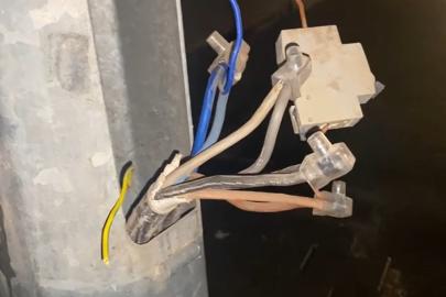Cadde ve sokak aydınlatmaları için kurulan direklerden evlere kaçak elektrik hattı çektiler