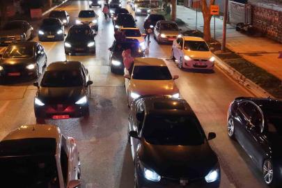 Caddebostan’da otomobilin camından sarkan gençten pes dedirten sözler: "Bayrampaşa çocuğuyuz 100 bin lira ceza yedik, yine yeriz"
