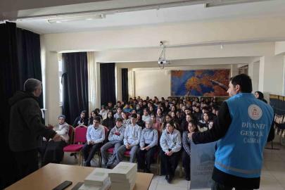 Çaldıran’da gençlik huzura koşuyor: Kitaplar müftülükten gayret gençlerden