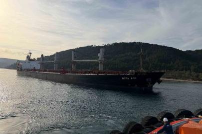 Çanakkale Boğazı’nda karaya oturan gemi için kurtarma çalışması başladı, boğaz trafiğe kapandı