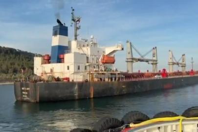 Çanakkale Boğazı’nda makina arızası yapan gemi karaya oturdu