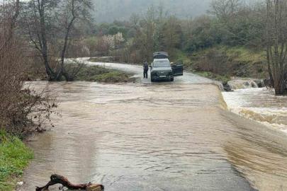 Çanakkale’de köy yolu sağanak yağış sonrası kapandı, bir araç suya kapıldı