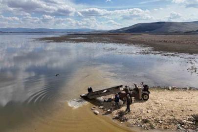 Çavuşçu Gölü çatlamış topraktan göl görünümüne kavuşmaya başladı