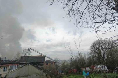 Çaycuma’da ev yangını korku ve paniğe yol açtı, patlama anı amatör kameraya yansıdı