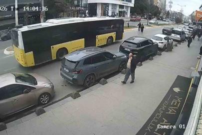 Cenazeden çıkıp yolun karşısına geçiyordu: İETT otobüsü çarptı, hayatını kaybetti