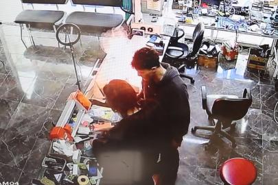 Cep telefonu bomba gibi patlayıp alev aldı: O anlar kamerada