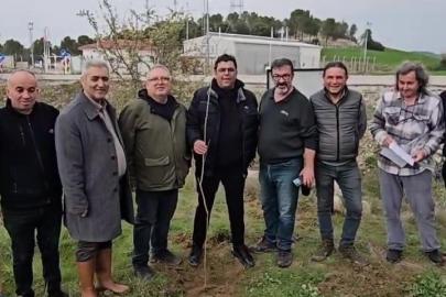 CHP’li başkandan galoşlu fidan dikimi