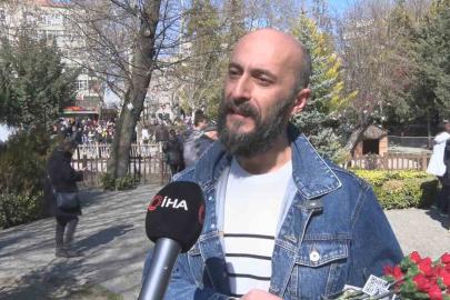 "Çiçek Doktoru" Dünya Kadınlar Günü’nde kadına yönelik şiddete karanfil ile dikkat çekti