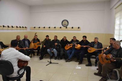 Çiftçiler müzik kursunda gitar ve bağlama öğreniyor