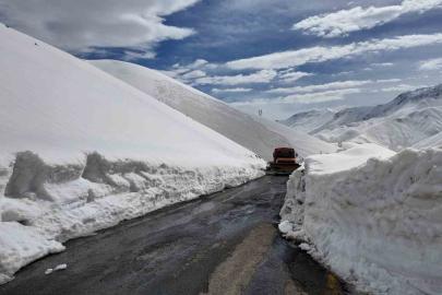 Çığ düşen yolu açma çalışmaları başlatıldı