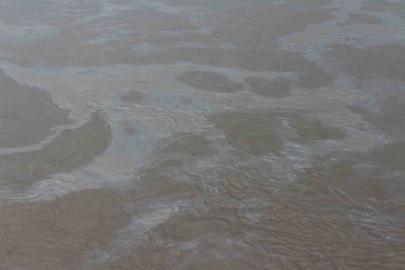 Cizre’de boru hattındaki sızıntı nedeniyle petrol Dicle Nehrine karıştı, ekipler arızayı giderdi