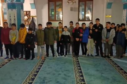 Çocuklar camide "Kabe’de hacılar hu der Allah" ilahisini seslendirdi