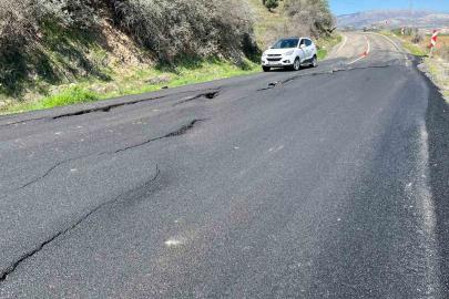 Çökmelerin olduğu yol kazalara davetiye çıkarıyor