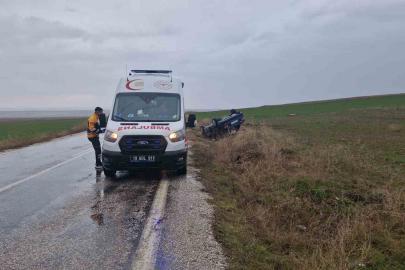 Çorum’da kayganlaşan yolda otomobil şarampole devrildi: 1 yaralı