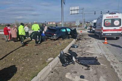 Çorum’da otomobille hafif ticari araç çarpıştı: 1’i çocuk 6 yaralı