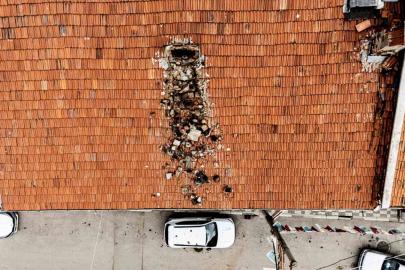 Çürüyen baca otomobilin üzerine yıkıldı