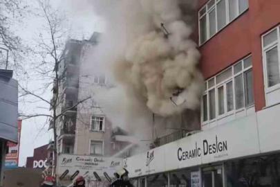 Daire alevlere teslim oldu, 4 kişi dumandan etkilendi