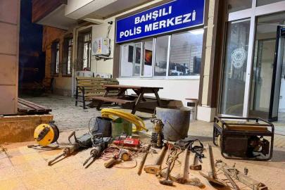 Define için 6 metrelik kuyu kaza kazan 4 şüpheli suçüstü yakalandı