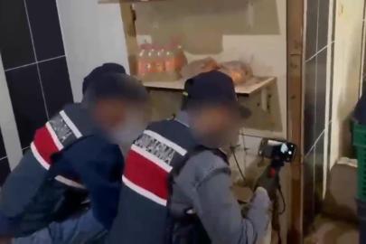Dekoratif rafın arkasındaki gizli depoda 558 litre sahte içki ele geçirildi