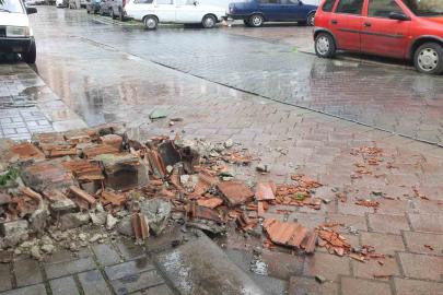 Denizli’de  çatılar uçtu, ağaçlar araçların üzerine devrildi, insanlar yürüyemedi