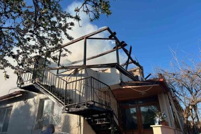 Denizli’de korkutan yangında çatı küle döndü