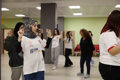 Denizli’de öğrenciler yurtlarda halk oyunları öğreniyor