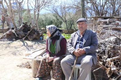 Depremde hasar gören evlerini dışarıdan izliyorlar