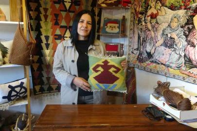 Depremde iş yerleri ve evleri yıkılan afetzede kadınlar, zanaatlarını kültür sanat çarşısında yaşatıyorlar