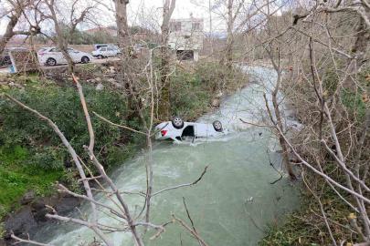 Dereye uçan otomobil suyla doldu, boğulma tehlikesi geçiren sürücüyü vatandaşlar kurtardı