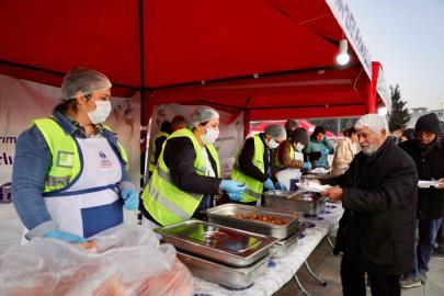 Didim’de vatandaşlar Cumhuriyet Kent Meydanı’nda kurulan iftar sofrasında buluştu