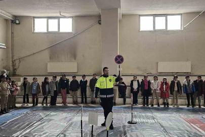 Digor’da öğrencilere uygulamalı trafik eğitimi verildi