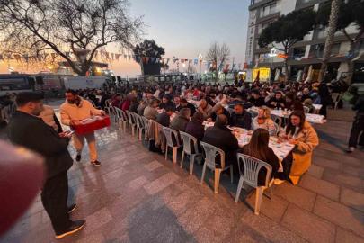 Dikili Cumhuriyet Meydanı’nda binler aynı sofrada