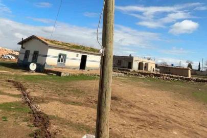 Direği oyup kaçak hat çekmişler