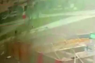 Diyarbakır’da 15 kişinin yaralandığı kaza anı güvenlik kamerasına yansıdı