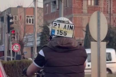 Diyarbakır’da ilginç görüntü: Düşen plakasını kaskına bantlayıp trafikte ilerledi